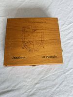 Closed lid showing engraved crest, brand name, Maduro, 20 Piramides