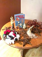 Overview of lot on table showing book, wreaths, stars, figurines