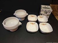 Lot overview: two lion-head soup bowls, four floral square dishes