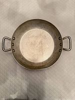 Top view of entire aluminum paella pan