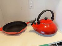 Skillet and kettle side by side showing overall appearance