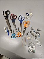 Overview of all scissors, presser feet, snaps, seam rippers and wooden tools
