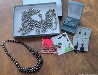 Overview all items in lot on table