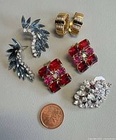 All jewellery pieces with size reference coin