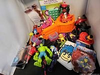 Overall view of mixed loose toys, sealed figures, pop-it and craft kit