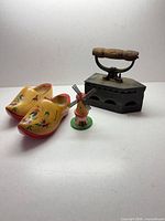 Overview with clogs, windmill and iron