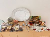 Full lot overview showing platter, linens, utensils, décor pieces