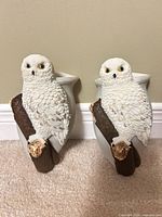 Front view of both snowy owl wall pocket vases