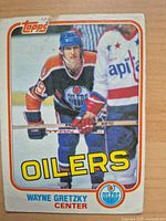 Front of Wayne Gretzky Topps hockey trading card