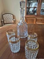 Full set: decanter with stopper and four tumblers on table
