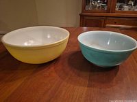 Yellow and green Pyrex bowls side by side