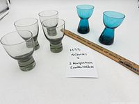 Overview showing four small glasses, two blue candleholders, size reference ruler, and handwritten lot note
