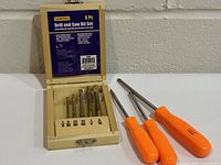Closed wooden case with Samona label and three orange screwdrivers