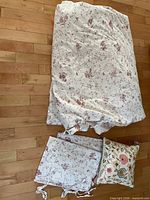 Folded double duvet cover with floral print, two matching pillowcases, embroidered accent pillow