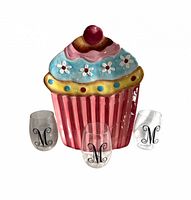 Cupcake-shaped ceramic platter and three clear plastic cups with letter M