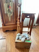 Plant stand, giraffe, river stones, overall view