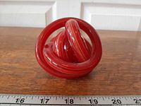 Front view showing knot form and color