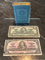 Overall view of coin bank and both banknotes