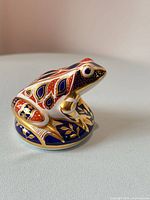 Left side view of frog paperweight showing Imari pattern