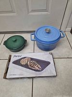 Lot overview showing both Dutch ovens and boxed griddle