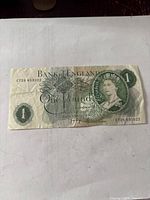 Obverse showing Queen Elizabeth II portrait, denomination, serial number CT25 653022