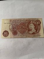 Obverse showing Queen Elizabeth II portrait, denomination, serial 03E 924284