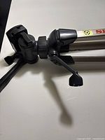 Tripod head with single-handle pan arm