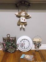 Lot overview showing all four wall decor pieces