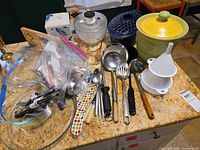 Overview of utensils, glass bowls, funnels, salad spinner, ceramic pieces