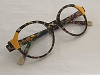 Three‐quarter view of eyeglasses showing frame colour and pattern