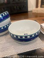 Stacked SPAL porcelain bowls showing rim pattern