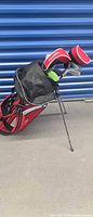 Entire set: red/black stand bag on legs with clubs