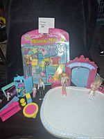Group shot of ice rink, blister pack, dolls and accessories