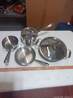 Overview of all four pans with two lids