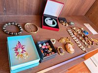 Full lot overview showing all jewelry pieces on shelf