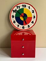 Clock on top of organizer showing size and colour