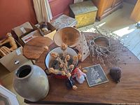 Overall view of table showing all decorative items