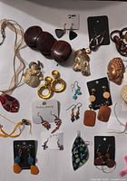 Overview of earrings, bangles, brooch and necklaces