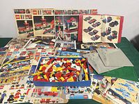Overview of loose bricks in tray, manuals, baseplates