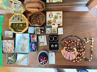Overview of all jewellery pieces and boxes on table