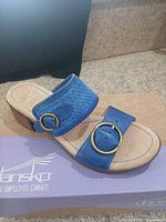 Left sandal profile on box showing upper materials and buckle