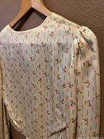 Close-up of shoulder, sleeve puff and fabric print