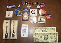 Overview of all pinbacks, spoons in boxes, novelty bills