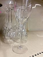 Front view showing crystal wine glass with five identical glasses behind