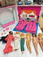 Overall lot: open Sleep ’n Keep case, five dolls, clothing, accessories