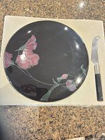 Top view of plate and knife on packing insert