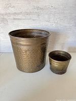 Both planter pots side by side displaying size difference and exterior finish