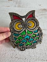 Full view of metal owl trivet front