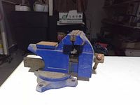 Side view showing Irwin branding, jaw faces, swivel base