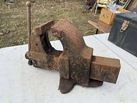 Left side view showing overall vise form